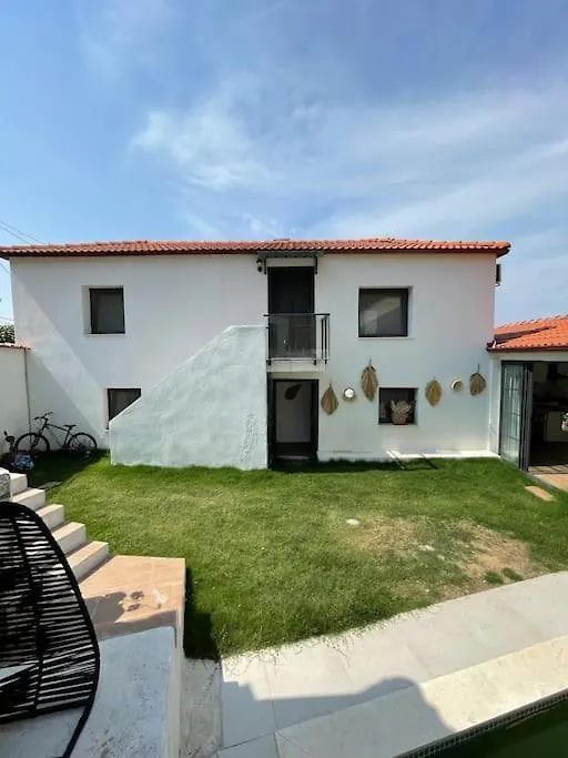 Oezel Havuzlu Kiralik Tas Villa Кушадасы
