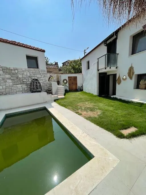 Oezel Havuzlu Kiralik Tas Villa Кушадасы 0*,