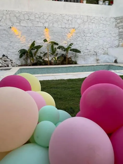 Oezel Havuzlu Kiralik Tas Villa Kusadasi Turkey