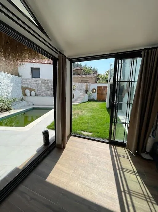 Oezel Havuzlu Kiralik Tas Villa Kusadasi Turkey