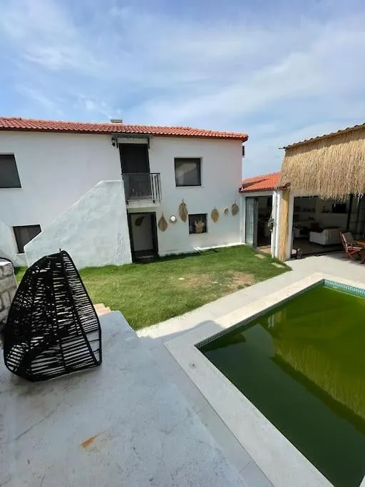 Oezel Havuzlu Kiralik Tas Villa Kusadasi