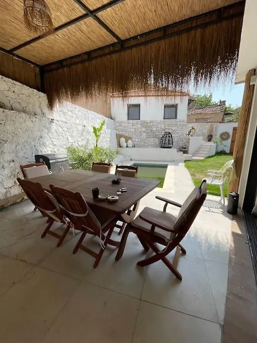 Oezel Havuzlu Kiralik Tas Villa Kusadasi