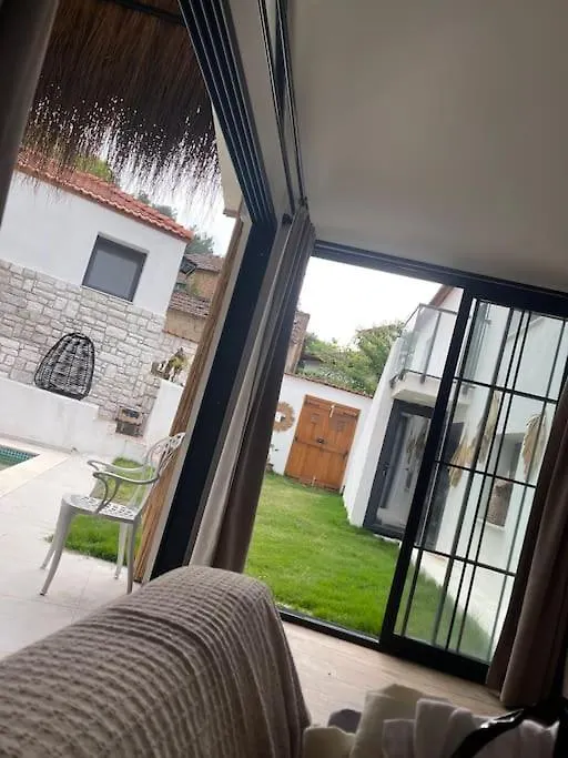 Oezel Havuzlu Kiralik Tas Villa location