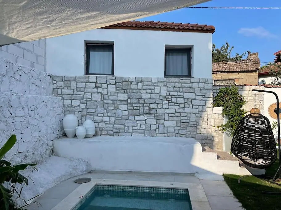 Oezel Havuzlu Kiralik Tas Villa Kusadasi