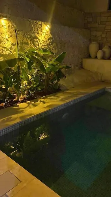 Oezel Havuzlu Kiralik Tas Villa Kusadasi